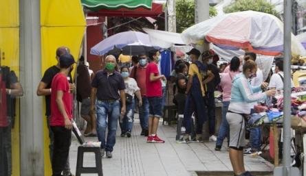 Los vendedores informales han solicitado ayudas alimenticias. (Foto: Luis Alfredo Estévez)