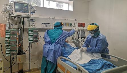 La reducción en ocupación de camas en Unidades de Cuidados Intensivos, permitió bajar de alerta roja a alerta amarilla hospitalaria. / Foto archivo