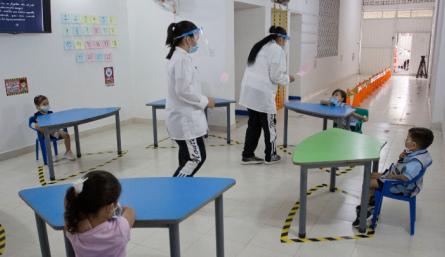 El proceso de desinfección de los niños es constante dentro de las aulas. /Foto: Alfredo Estévez.