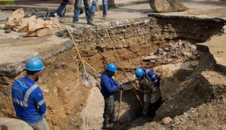 Las lluvias, ell material de arrastre y la gran cantidad de basura que se arroja a diario al canal provocaron el colapso del alcantarillado, según Aguas Kpital. / Foto: La Opinión