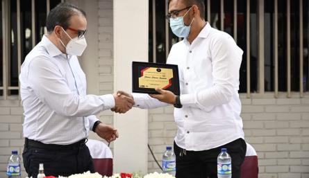 El gobernador Silvano Serrano recibió del director del Centro Tecnológico de Cúcuta, Eduardo Royero, una placa de reconocimiento como fundador y primer director de esa institución educativa. / Foto Cortesía para La Opinión
