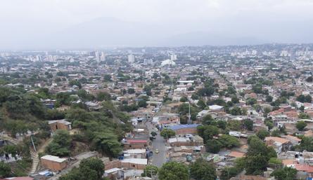 Aspecto de la ciudad ayer en la tarde, cuando ya se aprecia una capa gris que cubre la zona norte, que según los expertos es parte del polvo del Sahara. /Foto Juan Pablo Cohen / La Opinión