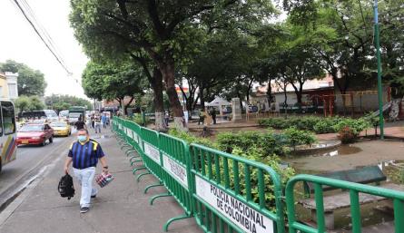 Los parques estarán cerrados por unas cuantas semanas y evaluar los resultados. Foto: Luis Alfredo Estévez/ La Opinión 