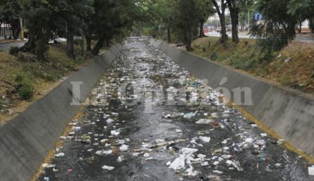 El canal Bogotá tiene 15 kilómetros y atraviesa 25 sectores de las comunas 2 y 5 de Cúcuta. / Foto: Alfredo Estévez