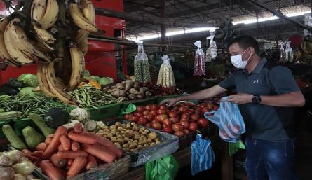 La papa, el limón y la arveja son algunos de los productos que han subido de precio.  / Foto: Luis Alfredo Estévez/ La Opinión 