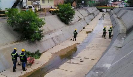 La empresa Aguas Kpital avanza en las obras para superar los daños presentados en el alcantarillado. / Foto Alfredo Estévez/La Opinión