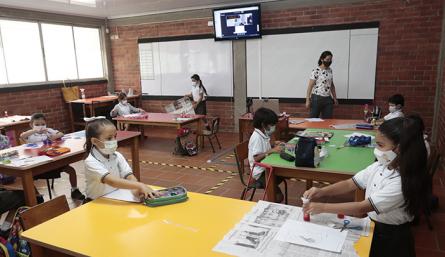 Profesores y estudiantes cumplen con rigurosidad los protocolos sanitarios / Foto Alfredo Estévez