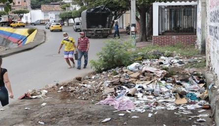 Así se encontraba la calle 5A entre avenidas 9 y 10. / Foto Luis Alfredo Estévez / La Opinión.