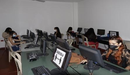 Lector facial con sensor de temperatura. Así mismo cumplen con la desinfección de manos, distanciamiento social y uso correcto del tapabocas. /Foto: Luis Alfredo Estévez/ La Opinión 