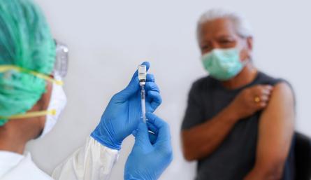 Adultos mayores de 75 y 79 años ya pueden agendar citas para ser vacunados contra la COVID-19./FOTO: Tomada de internet