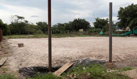 Los trabajos en cancha de fútbol arena que construye el IMRD están parados./Foto Alfredo Estévez