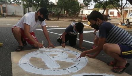 En el barrio 7 de Agosto fueron demarcados seis cruces o entradas a la glorieta, donde está ubicado el parque principal./ Fotos cortesía