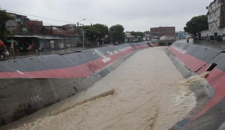 El Canal Bogotá quedó pequeño ante tanta agua/Alfredo Estevez/ La Opinión