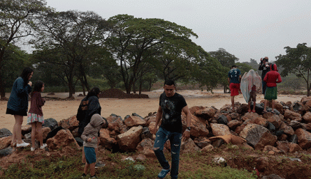 El fuerte aguacero de ayer hizo temer por un nuevo desbordamiento de la quebrada La Tonchalá, que a finales del año pasado afectó a decenas de familias ribereñas. / Fotos Luis Alfredo Estévez / La Opinión