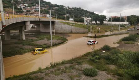 Sistemas hidráulicos colapsados en intersecciones por lluvias./FOTO La Opinión