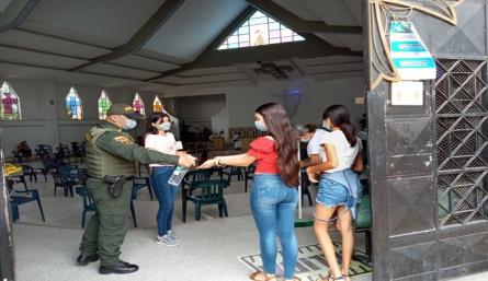 Las autoridades policiales hicieron presencia en las iglesias, verificando que se cumplieran los aforos y medidas de bioseguridad. / Foto cortesía para La Opinión