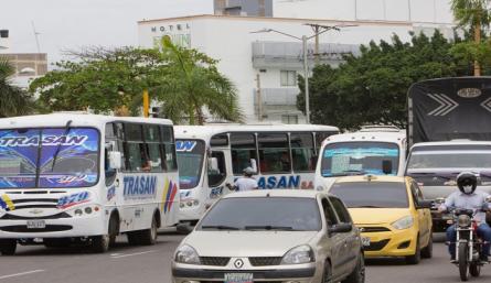 Continúa el inconformismo y malestar entre los usuarios del transporte por el aumento en las tarifas del pasaje / Archivo/ La Opinión 