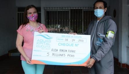 Alida Rincón, ganadora de la Guaca Millonaria de Aguas Kpital. / Foto: Cortesía
