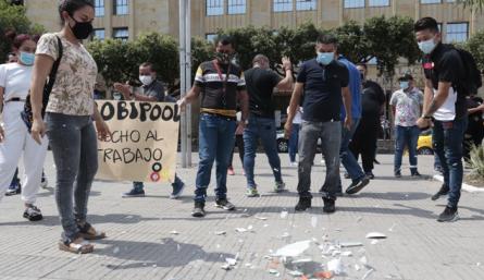 Los dueños y trabajadores de los bares de Cúcuta una vez más salieron a protestar, este lunes,  para exigir equidad en la implementación de las medidas, porque no quieren seguir “pagando los platos rotos” ante el aumento de los casos. Durante la manifestación, en el parque Santander, rompieron algunos platos. / Foto: Alfredo Estévez