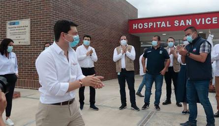 El contralor general de la nación, Felipe Córdoba, en una inspección al hospital San Vicente de Paúl de Gramalote./Foto Alfredo Estévez/La Opinión