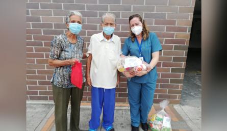 La familia Chávez Ibarra recibió ayuda médica, en atención psicosocial y dos mercados de parte de la Clínica Medical Duarte. / Foto: Cortesía