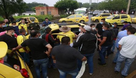 Los taxistas piden a sus compañeros que se unan al paro de manera pacífica./Foto: Juan Pablo Cohen
