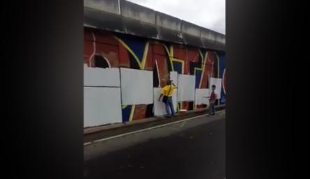 Un grupo de personas tapó el mural de los jóvenes realizado en el puente de San Mateo./Foto: tomada de internet