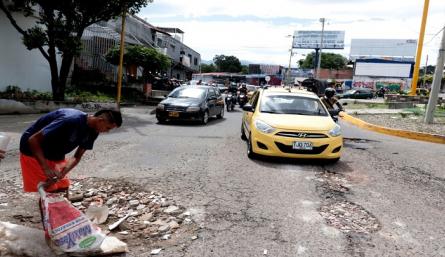 Los grandes huecos que adoran las vías en la ciudad puede generar un riesgo de accidentalidad./Foto: José Estévez/La Opinión.