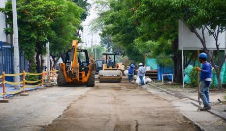 Aguas Kpital avanza con la reposición de tubería y al mismo tiempo con la pavimentación de calles paralelas al canal Bogotá. Foto Cortesía