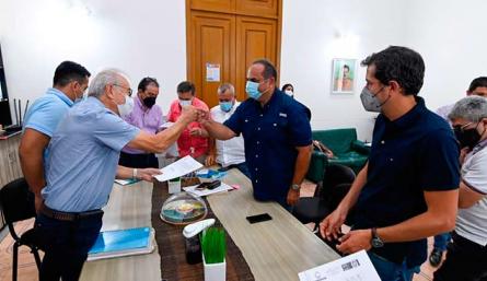 El alcalde Jairo Yáñez y el director de Cormonor, Gregorio Angarita celebran el pacto para despegar ell proyecto de las PTAR de cúcuta./Foto Cortesía