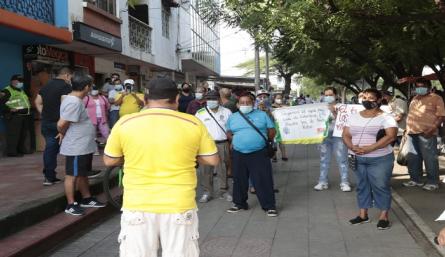 Ayer, veedores, comunidad y concejales adelantaron una protesta en las afueras de la empresa Aguas de Los Patios para exigir soluciones inmediatas./ Foto Alfredo Estévez/La Opinión