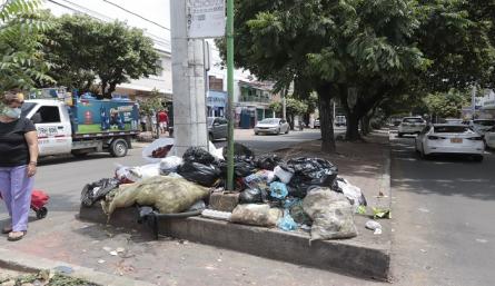 Son más de 120 barrios los que se encuentran afectados porque las basuras están regadas por todas las calles. /Foto: Alfredo Estévez/ La Opinión 
