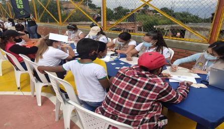 Han hecho operativos de mejoramiento de cobertura en corregimientos y barrios más vulnerables de la ciudad donde carecen de herramientas tecnológicas para solicitar la nueva encuesta./ Cortesía 