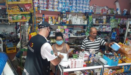 Hacienda Departamental adelanta visitas a los negocios para orientar en la compra de licores y cigarrillos legales./Foto Cortesía