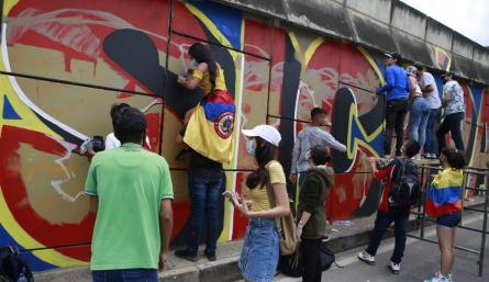 Mural sobre el Carlos Ramírez París.