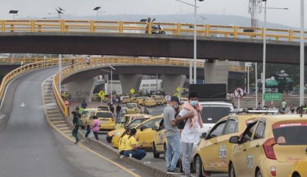 El alcalde Jairo Yáñez recordó que desde el Puesto de Mando Unificado se dieron unas directrices para que en el marco del derecho a la protesta también se permita el paso a un carril, por lo que recordó a los manifestantes no protagonizar bloqueos. / Foto: Juan Pablo Cohen
