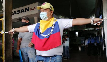 Mario de Jesús Martínez, hijo de una propietaria de negocio y quien se encadenó para protestar por las medidas que ha adoptado la gerencia, indicó que desde  hace meses el gerente tomó la decisión de habilitar una sola puerta para beneficiar a unos pocos. / Foto: La Opinión