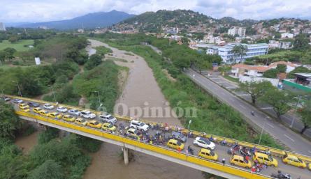 El puente de la Avenida Cero estuvo cerrado por las protestas./Foto: Juan Pablo Cohen