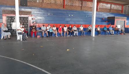 Jornada especial para vacunar con las segundas dosis de Pfizer y Sinovac, contra COVID-19, a los adultos mayores de 60 años. / Foto: Gerson Correa