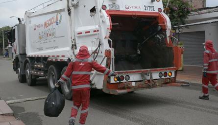 Los campesinos apostados en la vía a San Faustino no han permitido el paso de los camiones compactadores de Veolia  al Parque Tecnológico Ambiental Guayabal, en donde se hace la disposición final de los desechos sólidos.