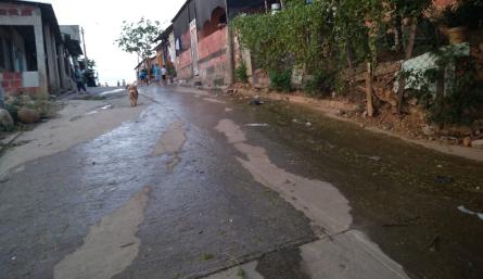 El agua baja desde la parte alta de El dorado dañando el pavimento y las viviendas. 