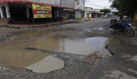 Con las lluvias de los últimos días, las calles se han deteriorado más. / Luis Alfredo Estévez/ La Opinión