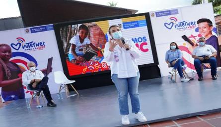 Este jueves, la ministra de las TIC, Karen Abudinen y el alcalde de Cúcuta, Jairo Tomás Yáñez, llegaron al corregimiento de San Faustino para poner en funcionamiento la primera etapa del Centro Digital, que beneficiará a 250 niños del colegio Fray Manuel Álvarez.