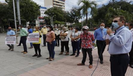 Las funerarias protestaron por los abusos, que según ellas, son victimas de la administración del Cementerio Central./ FOTO: Estévez