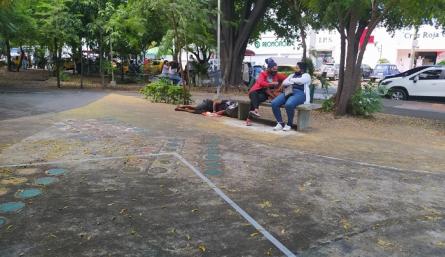 La comunidad señala que ya no es seguro permanecer en el parque de Los Niños, porque los habitantes de calle también se apoderaron de este lugar.  / Cortesía/La Opinión 