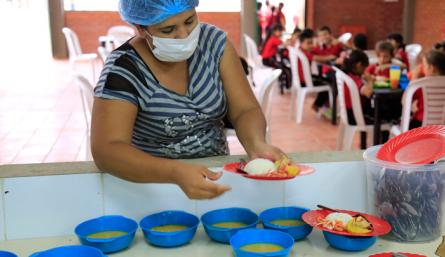 Una comisión de la Contraloría verificó algunas denuncias sobre el PAE en La Guajira y buscó acuerdos para asegurar el funcionamiento de la cocina que tiene la Institución Educativa Familia de Nazareth, en donde se determinó que los niños no pueden recibir aún comida caliente, pues la dotación de la cocina está incompleta. / Foto: Archivo