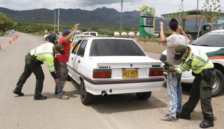 Ayer, los uniformados se encontraban haciendo controles en el anilo vial oriental de la ciudad. Foto: Luis Alfredo Estévez/La Opinión