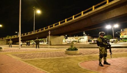 El alcalde Jairo Yáñez visitó el sector en compañía de militares y policías. / Foto Cortesía