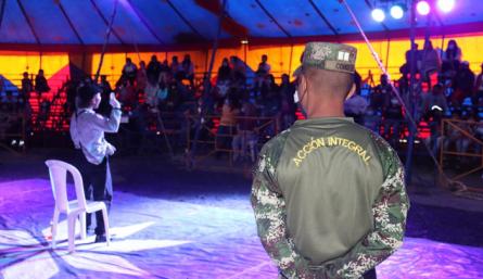 Después de visitar los departamentos Santander y Cundinamarca, llevando alegría y diversión, los soldados llegaron a Cúcuta, Norte de Santander, y desde el sábado pasado, cada noche, brindan ratos amenos a las familias. / Foto: Cortesía