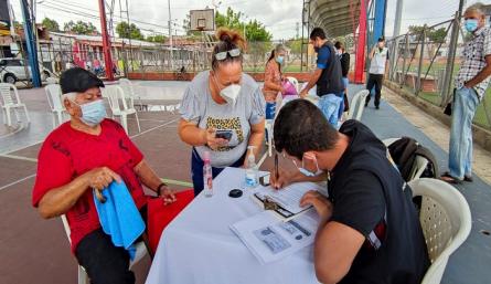En el coliseo del barrio Chapinero de la comuna 7 estuvieron hoy en la jornada./Foto: Cortesía